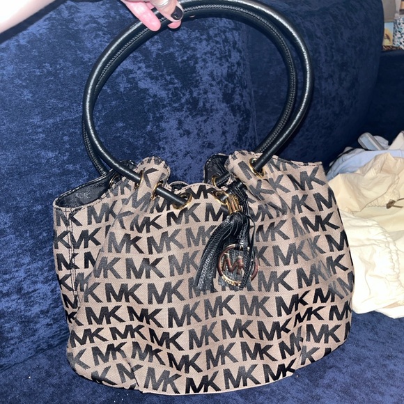 Michael kors round handled hobo handbag - Picture 2 of 7